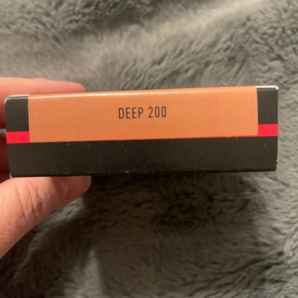 KVD 200 Deep Lock-It Powder Foundation - Picture 4 of 6